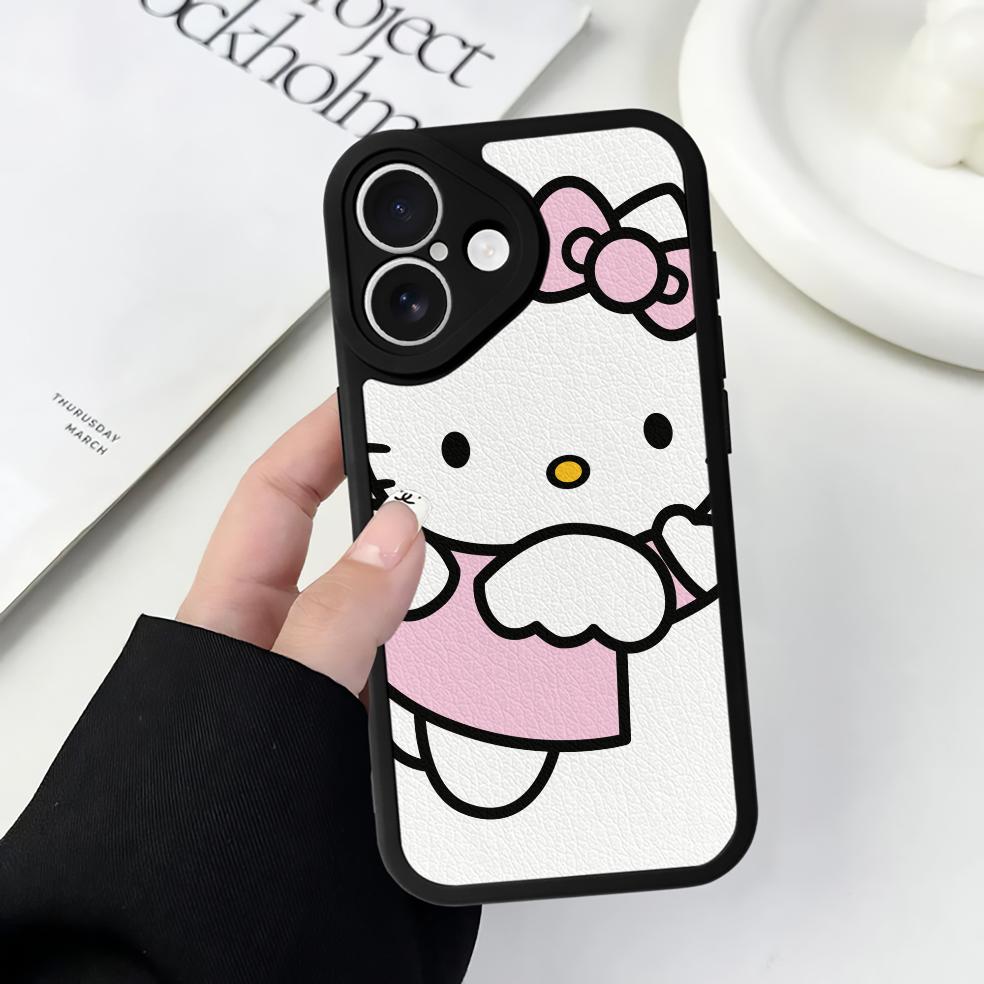 （画像用） Hello Kitty ハローキティ 【iPhone 16シリーズ対応】シリコンスマホケース（レザー調） 材質：シリコン